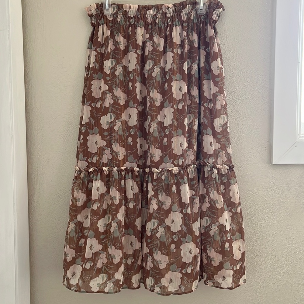 Feminine floral midi skirt
